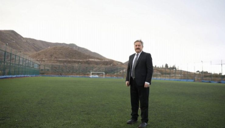 Kayseri Melikgazi’den gençlere futbol sahası